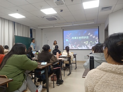 班主任老师参加班会