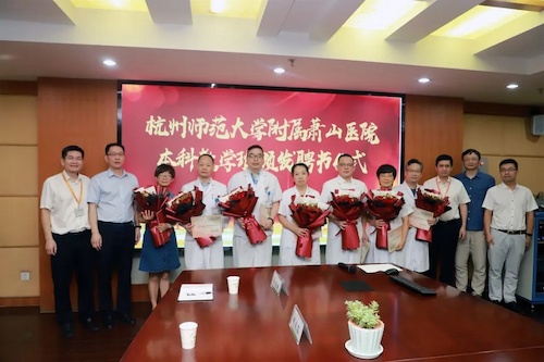 13给各教研室主任颁发聘书