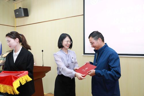 学校校友办副主任薛少聪为首届校友颁发荣誉会长聘书1