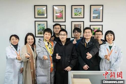 刘鉴民和学院老师合影。杭师大供图