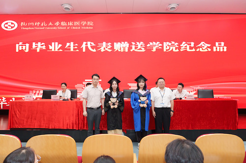 向毕业生代表赠送学院纪念品